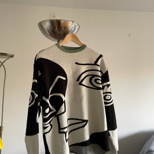 Tröja m tryck - Tröja med nice tryck, klippt nertill annars sparsamt använd 