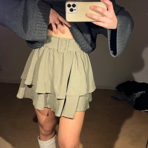 Kjol, från ASOS design  - Aldrig använt 💚 Bältet går att ta av