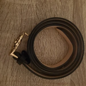 Bälte från H&M. - Bälte från H&M. Ganska så nytt.🥰  Har också gjort några håll för att det skulle passa men det märks knappt! 