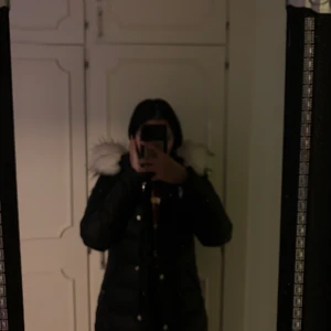 Rock and blue - Jätte fin rock and blue jacka som är lång och med vit päls dock inte äkta päls. Väldigt bra skick inget som är fel på jackan. Har bara använt den fåtal gånger. Köptes för ca 3000kr. Har fått väldigt många komplimanger när den användes!