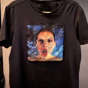 Limitato t-shirt - Säljer limitato t-shirt storlek M original pris 1599 Skick 8/10 Köparen står för frakt  Kostar mer i frakt om köparen vill ha med lådan. 