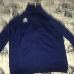Helt ny oanvänd adidas tröja! - Storlek M. Blå färgad helt ny,