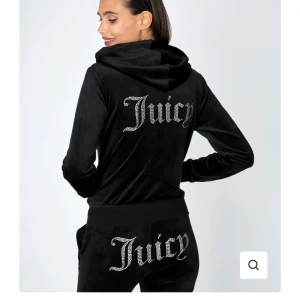 Juicy Couture zip up - Classic Velour Diamante Robertson Zip Hoodie strl XS i rosa,säljs inte längre i hemsidan. Den är i bra skick då den inte kommit mycket till användning dock så fattas en diamant i baksidan i bokstaven C,  men inget man märker av. Köpt för 1300kr,säljs 500💘