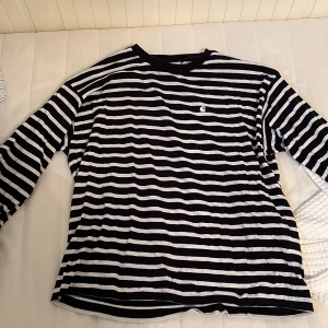 Carhartt tröja - Säljer denna grina marin blå vita tröjan från carhartt då den inte kommer till användning 🥰🥰sitter dock som s