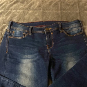 Lågmidjade skinny jeans  - Lågmidjade skinny jeans säljer de för 100kr  jätte gammal inte använda skriv om ni vill köpa för lägre pris vill bara få bort de. 