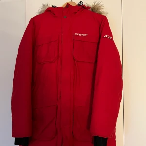 Everestjacka  - Sparsamt använd.  Storlek 38.  Nypris 1500 kr. 