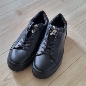 Svarta sneakers med strass stl. 37 - Oanvända sneakers i storlek 37. Har strass och glitter på hälen.