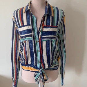 Färgglad blus - 30kr, i jätteskön material. Kan frakta men kan också mötas upp och ge över (Uddevalla, Mellerud, Vänersborg, Trollhättan)