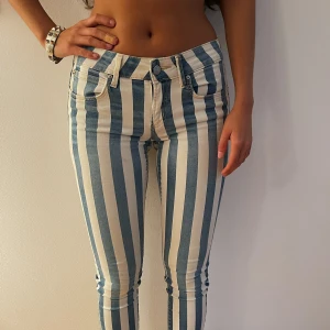 Tommy Hilfiger jeans  - Tommy Hilfiger jeans i strl 27/32. Använda men inga synliga defekter💋 bara att skriva för fler bilder eller frågor. Passar Xs och S. 