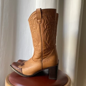 Cowboy boots  - Cowboy stövlar från Björn Borg.  Använda men i superbra skick. Möts helts upp i Stockholm.