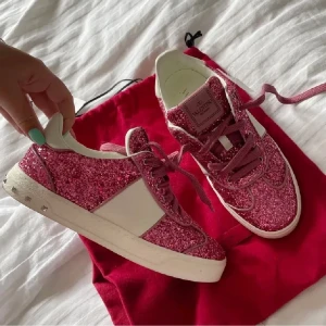 Valentino garavani flycrew sneakers  - Rosa glittriga valentino garavani flycrew sneakers, i nyskick använda 1gång. Storlek 36,5 men passar upp till 37,5💫äktighetsbevis finns o dustbag följer med. skambud undanbes!🙏🏼