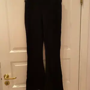 Säljer dessa svarta utsvängda mjuka byxorna från Gina i storlek S