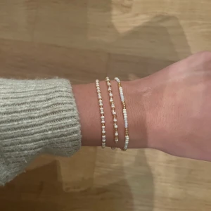 Pärlarmband - Pärlarmband med valfri storlek, färg & mönster 💐 2 armband för 32kr, 3 armband för 42kr, 4 armband för 52kr, 5 armband för 62kr. Blomarmband kostar 40kr Frakten kostar 13kr 🌸