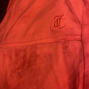 M - Röda juicy byxor, går inte till användning, bra skin, fina på, köpt dom i nk för 1 månad sen