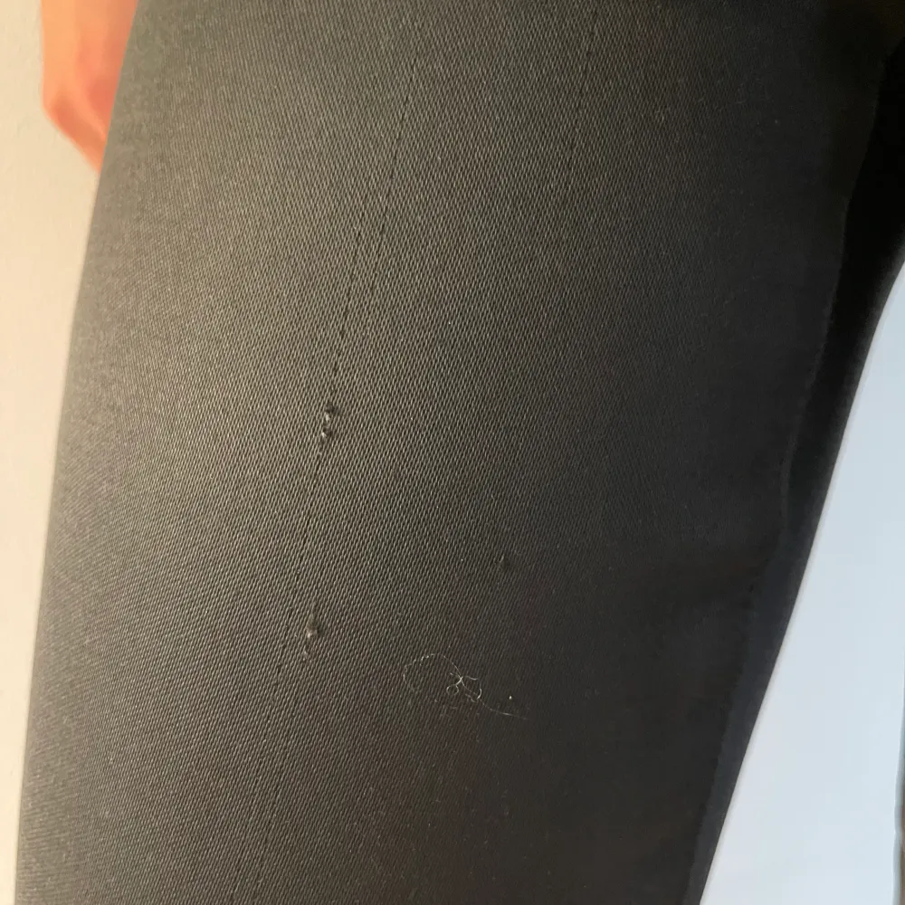 Snygga faux skinbyxor från mango i strl S. Modellen på bilden är 168! Har inga synliga defekter. Kollar man noga kan man dock se en tråd men inget som syns när man har på sig dem🙌🏼. Jeans & Byxor.