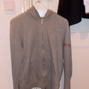 Moncler kofta - Storlek S Inte säker om den är äkta då den är gammal Köpt längesen  Snörrena är borta i luvan 