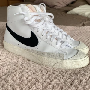 Nike skor - Säljer mina Nike skor som är köpta i England (äkta) såklart. Skorna är så sköna å gå i, passa perfekt till gymmet. Använd ett fåtal gånger å är i super gott skick. Små i storlek har egentligen 39 å passar perfekt. Hör av om mer frågor🤍
