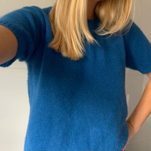 Stickad t-shirt - Säljer denna mjuka stickade t-shirt! Färgen syns bäst på sista bilden❤️‍🔥💕🤝