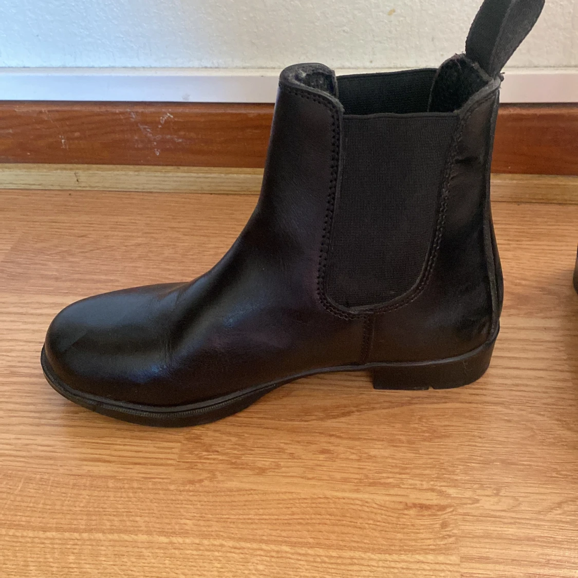 Svarta korta skinridskor - 90