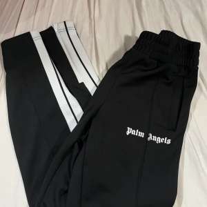 Palm Angels byxor - Säljer Palm Angels byxor i nyskick, Skulle säga cond 9/10 Kvittokopia samt tags finns och medföljer