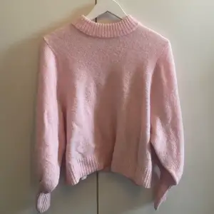 Säljer denna ljusrosa stickade tröjan från Weekday. Inköpt förra hösten (2021) för 500kr och använd ett fåtal gånger. I mycket fint skick