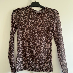 Leopardmönstrad  - Leopardmönstrad mesh topp från Gina tricot