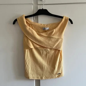 Topp - Gul topp från Hollister 