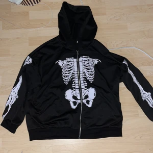 Y2K hoodie - Hoodie köpt från plick som är asskön men passar tyvärr så har bara använt den 1 gång och är precis som ny, sitter som en M men borde va oversized på folk med S