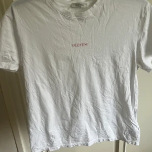 Valentino t shirt  - Köpt på mytheresa i somras. Använd fåtal gånger då jag tycker att den är lite liten för mig. Bra skick. Nypris: 190€ 