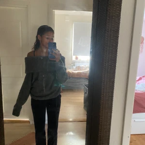 Stickad tröja - Jätte snygg offshoulder tröja som jag fick i födelsedagspresent men aldrig andvänt.🫶🏻 . Tröjan är stor i storleken 😇ÖPPEN FÖR BYTTE 