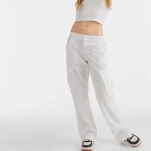 cargo pants - Från H&M endast använda en gång, storlek större än vad jag brukar ha så lite oversize för dig som har 36/38⭐️