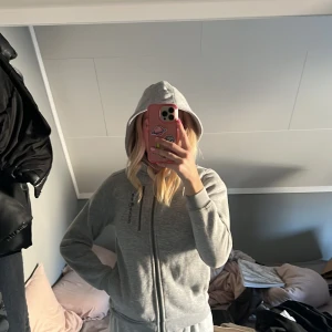 Sail racing hoodie - Sail racing hoodie i storlek 140 men passa mig som är XS/S. Jättebra skick och inget fel på den alls. Säljer då den aldrig kommer till användning längre.