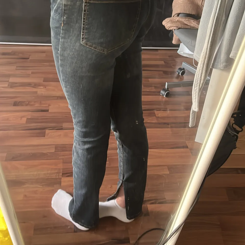 Mörkblåa lågmidjade jeans. Har slit där nere och två fickor där bak. Långa, jag är 174 lång och passar mig bra. Fina men kommer ej till användning. Köparen står för frakten.. Jeans & Byxor.