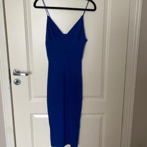 Klänning - Svin snygg klänning i stretchigt material.  Vill minnas att den är från Rebecca Stellas kollektion  Använd en kväll, perfekt skick.