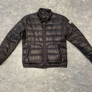 Moncler acuros - Säljer denna moncler acuros i mycket fint skick. Skriv vid frågor eller mer bilder.