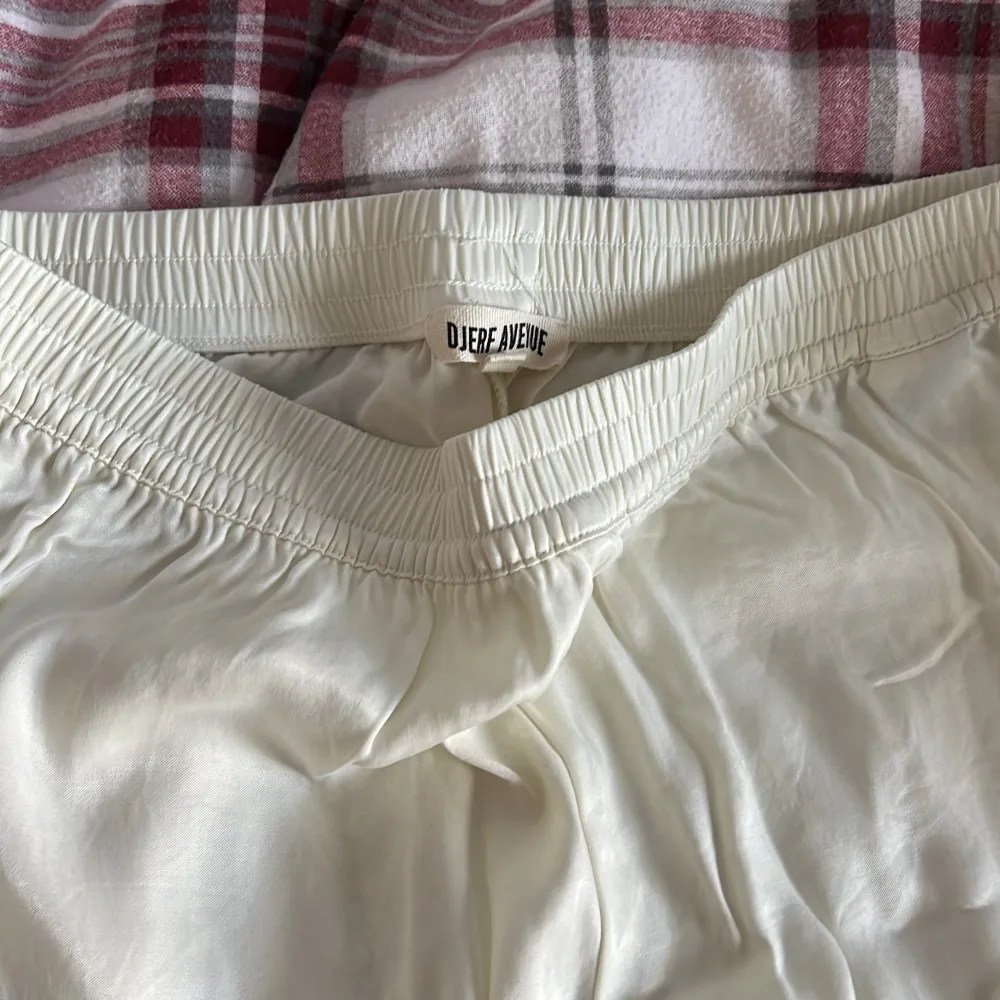 Säljer mina Djerf Avenue byxor som aldrig är använda pga att dom är för små. Storlek S Nypris 1399kr Fler bilder kan fixas vid intresse :). Jeans & Byxor.