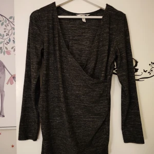 Amningströja - Gråmönstrad snygg amningströja. Sitter tight på kroppen och framhäver former. Vem sa att ammande kvinnor inte kan få se sexiga ut?