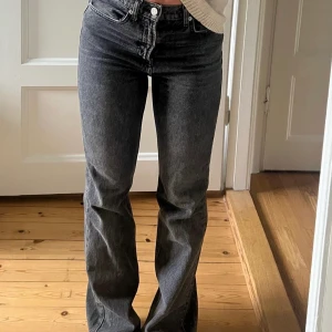 Gråa jeans från Mango - Gråa jeans ifrån mango, väldigt fint skick! 