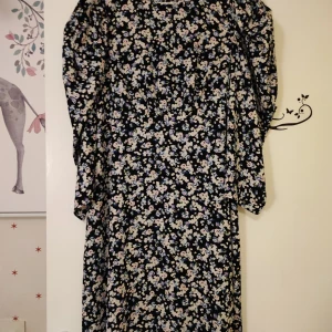 Klänning  - Supersöt blommig klänning från sortimentet Mama på H&M. Inga anmärkningar. 
