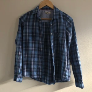 Skjorta, blårutig - Blårutig skjorta från hampton republic, bra skick, bomull. Med tillhörande knappar.
