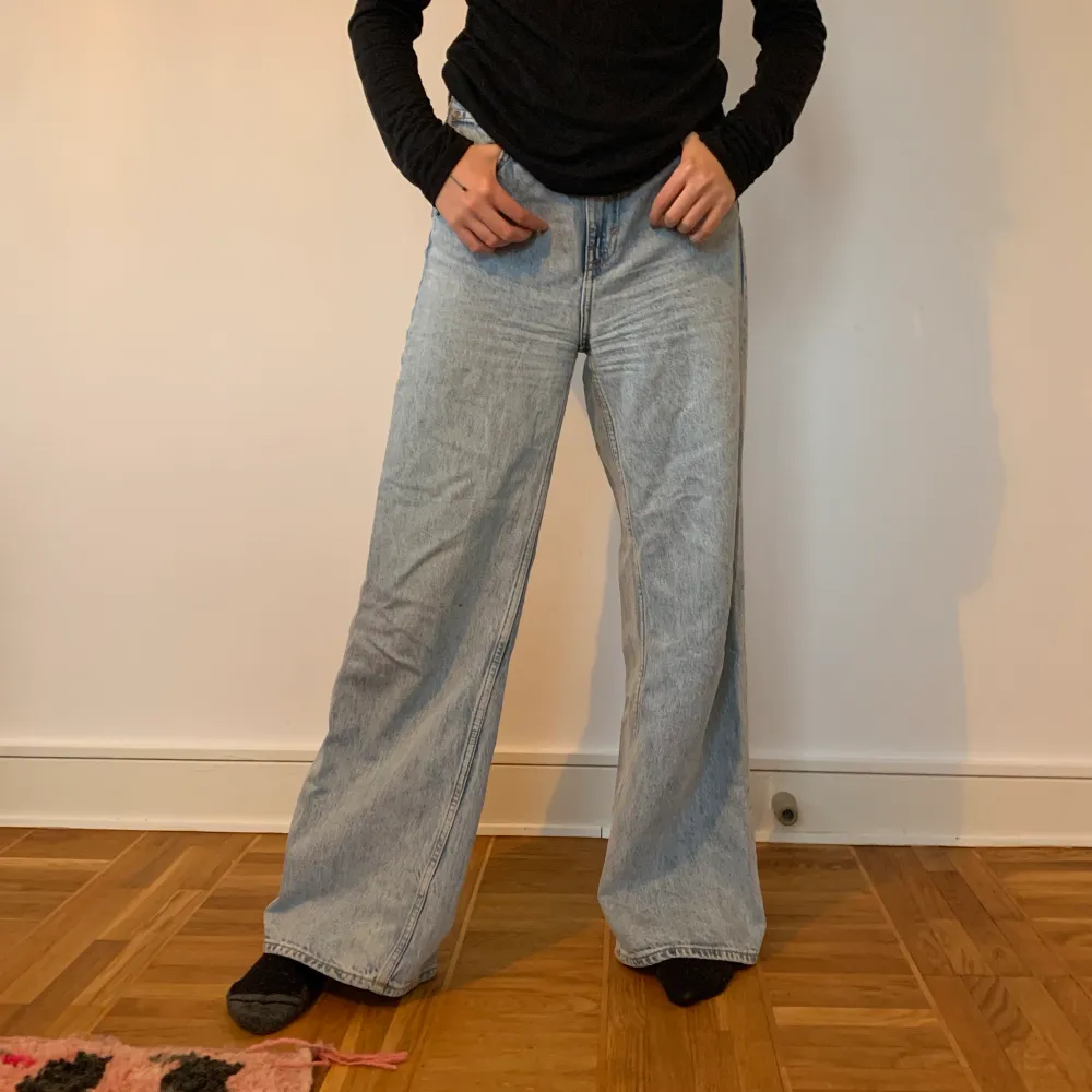 Ljusblå jeans från weekday i modellen ACE. Nyskick, bara använda två gånger. Högmidjade men jag använder dem lågmidjat i oversized fit. Säljer pga jag inte använder dem längre🌸 . Jeans & Byxor.