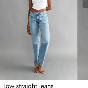 Säljer mina snygga low straight jeans från Gina då de tyvärr inte kommer till användning 💘💘 endast använda 2 gånger och är som nya🥰de är i en ljusblå färg som på bilden, i storlek 40. Skriv om du har några frågor☺️