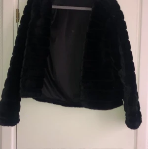 Kofta - En helt oanvänd kofta från Gina tricot.