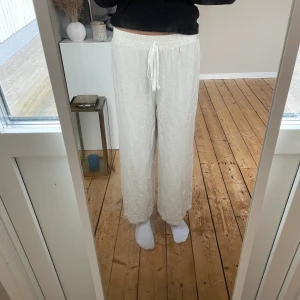 Linnebyxor - Säljer ett par oanvända linnebyxor ifrån Shein i strl 36/S. Jag är 1,68cm lång och de är försmå. Köparen står för frakten🤍