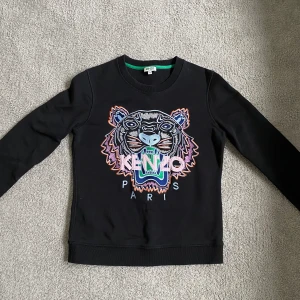 Kenzo tröja - Äkta kenzotröja. Storlek M men är ganska liten i storleken så passar mer S. 1000kr +frakt, köpt för 2200. Priset kan diskuteras.