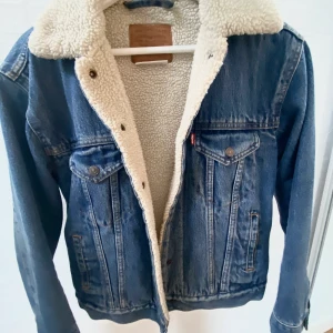 Levis jeans jacka - Helt ny Levis jeans jacka, använt 1 gång (för liten för mig) väldigt skön och varm! (Köpt för 1200kr)