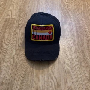 Dsq keps  - Dsquared2 keps i bra skick 