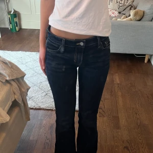Lov rise flare jeans - Intressekoll!! Så snygga jeans som är flare och low rise från hm i storlek 34 men tyvärr för stora på mig. Nyskick, passar någon med ca storlek 36, jag är 173 och har normalt storlek 34. Säljer endast vid bra bud💕❤️