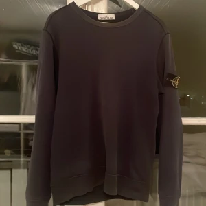 Stone island tröja (inte samma tröja som tidigare bilder) - Den är som sagt lite solblekt och patchen är trådad
