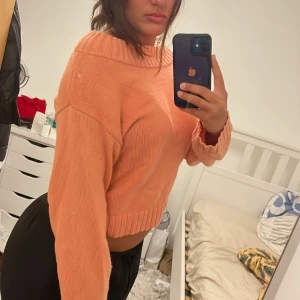 Korall orange stickad - Korall orange stickad tröja från hm i stl XS. Används en gång innan samt en gång för att ta bilden. Jätte mjukt material och varm.